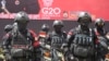 Polisi berbaris saat berlangsungnya parade keamanan dalam persiapan menjelang pertemuan G20 di Bali, Senin, 7 November 2022. (AP/Firdia Lisnawati)