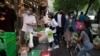 担忧步上海后尘全面封城 北京市民抢购囤积食物