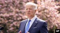 Presiden Joe Biden berbicara di Seward Park pada Hari Bumi, Jumat, 22 April 2022, di Seattle. (Foto: AP/Andrew Harnik)