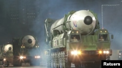 북한이 지난달 25일 평양에서 열린 열병식에서 화성 17형 대륙간탄도미사일(ICBM)을 공개했다.