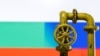Ilustrasi - Sebuah model pipa gas alam terlihat di depan warna bendera Bulgaria dan Rusia, 26 April 2022. (REUTERS/Dado Ruvic)