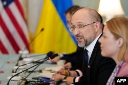 Perdana Menteri Ukraina Denys Shmyhal berbicara selama pertemuannya dengan Menteri Luar Negeri Antony Blinken di Departemen Luar Negeri di Washington, DC, 22 April 2022. (Foto: AFP/Susan Walsh)