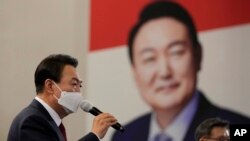 윤석열 한국 대통령 당선인이 지난 10일 서울 여의도 국회도서관에서 선거운동 관계자들에게 연설하고 있다. (자료사진)