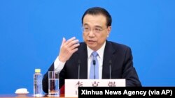 中國總理李克強在北京人大會堂全國人大會議閉幕後舉行的記者會上講話的照片。（2022年3月11日）
