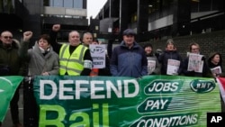 Mick Lynch, sekretaris jenderal Serikat Pekerja Kereta Api, Maritim dan Transportasi (RMT), tengah, bergabung dengan para pekerja kereta api dalam aksi mogok di luar stasiun Euston di London, Selasa, 13 Desember 2022. (AP Photo/Kin Cheung)