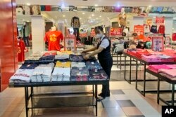 Sebuah department store di Jakarta, Jumat, 30 Desember 2022. (Foto: AP/Tatan Syuflana)