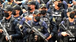 Anggota Pasukan Khusus menghadiri peluncuran "Rencana Integral untuk Penanganan Pemerasan dan Kejahatan Terkait", yang bertujuan untuk mengatasi 'mara' (geng) lokal, di Gedung Presiden, di Tegucigalpa, 24 November 2022. ( Orlando SIERRA / AFP)