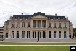 FILE - Kantor pusat Organisasi untuk Kerja Sama dan Pembangunan Ekonomi (OECD) di Paris, Prancis, 7 Juni 2017. (AP/Francois Mori)