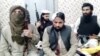 Puluhan militan meyandera penjaga keamanan di penjara kota Bannu, Pakistan, Minggu (18/12) (foto: dok). 