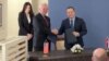 Ambasador SAD u Srbiji Kristofer Hil i ministar spoljnih poslova Srbije Ivica Dačić posle potpisivanja Memoranduma o razumevanju