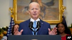 Presiden Joe Biden berbicara di Roosevelt Room Gedung Putih, Kamis, 8 Desember 2022. (Foto: AP)