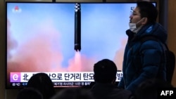 Warga menonton layar televisi yang menayangkan siaran berita uji coba rudal Korea Utara, di stasiun kereta api di Seoul, Korsel, 23 Desember 2022 (Jung Yeon-je / AFP)