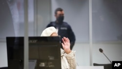 Irmgard Furchner, yang dituduh sebagai bagian dari aparat yang membantu fungsi kamp konsentrasi Stutthof Nazi, tiba di pengadilan untuk pembacaan vonis dalam persidangannya di Itzehoe, Germay, Selasa, 20 Desember 2022. (Christian Charisius/Pool via DPA)