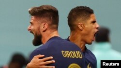Pesepak bola Prancis Olivier Giroud merayakan gold kedua dengan rekannya Raphael Varane dalam laga perempat final melawan Inggris di Stadion Al Bayt di Dhoha, Qatar, Sabtu, 10 Desember 2022. (Foto: Hannah McKay/Reuters)
