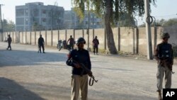 Petugas keamanan menjaga jalan yang diblokir menuju pusat kontra-terorisme di Bannu, distrik utara di provinsi Khyber Pakhtunkhwa Pakistan, Selasa, 20 Desember 2022. (AP/Muhammad Hasib)