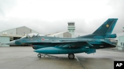 Pesawat tempur F-2 Angkatan Udara Bela Diri Jepang di pangkalan Tsuiki, prefektur Fukuoka, Jepang selatan, Maret 2010. (Kyodo melalui AP)