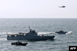 馬來西亞海岸警衛隊與日本海岸警衛隊舉行聯合反海盜演習。（2007年2月2日）