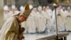 Kardinal Angelo De Donatis merayakan Misa untuk mendoakan kesehatan Paus Emeritus Benediktus XVI di dalam St. Yohanes di Basilika Lateran di Roma, Jumat 30 Desember 2022. 
