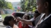 Petugas kesehatan Kementerian Kesehatan Masyarakat dan Kependudukan (MSPP) Haiti memberikan vaksin kolera oral di Port-au-Prince, Haiti, 19 Desember 2022. Kolera muncul kembali di negara pulau Karibia itu pada awal Oktober. (REUTERS/Ralph Tedy Erol)