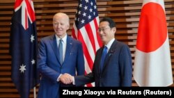 Perdana Menteri Jepang Fumio Kishida menyambut Presiden AS Joe Biden di aula depan Kantor Perdana Menteri Jepang di Tokyo, Jepang, 24 Mei 2022. (Foto: Zhang Xiaoyu via REUTERS)