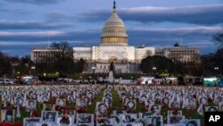 Gedung Capitol di National Mall, Washington, D.C., Sabtu, 17 Desember 2022, menjadi latar belakang acara penghormatan warga Iran yang diduga dibunuh oleh pemerintah mereka dalam aksi solidaritas untuk mendukung protes yang sedang berlangsung di Iran. (AP Photo/Nathan Howard)