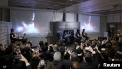 日本“白兔-R”登月艇去年12月11日在美国佛罗里达太空军基地由美国太空探索科技公司（SpaceX）发射的猎鹰9号运载火箭搭载升空。图为东京现场直播室。