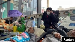 上海一家醫院急診室內收住的新冠病人。（2023年1月5日）