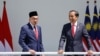 Perdana Menteri Malaysia Anwar Ibrahim bersama Presiden Indonesia Joko Widodo di Istana Kepresidenan RI di Bogor, 9 Januari 2023. (REUTERS/Willy Kurniawan)