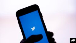 Penangguhan akun Twitter sejumlah wartawan secara tiba-tiba semakin memperluas keretakan di antara platform media sosial itu dengan organisasi media yang telah menggunakan Twitter. (Foto: AP)