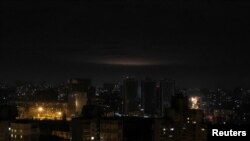 2023年1月1日，在俄罗斯对乌克兰发动的袭击中，俄方使用了无人机，基辅的天际线上可以看见爆炸产生的光芒。