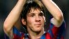 El jugador argentino de Barcelona Leo Messi saluda a la multitud después de marcar un gol contra el Panathinaikos durante su partido de fútbol del grupo C de la Liga de Campeones en el estadio Nou Camp de Barcelona, España, el 2 de noviembre de 2005. Foto: Reuters