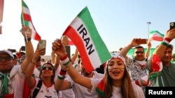 شماری از هواداران تیم ایران در استدیوم ورزشی احمد بن علی که در آن تیم ایران دو-صفر تیم ویلز را شکست داد