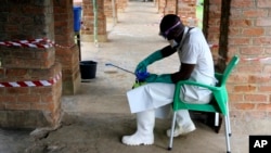 Seorang pekerja kesehatan mengenakan alat pelindung untuk melindungi dari infeksi virus Eboa di sebuah puskesmas di Bikoro, Republik Demokratik Kongo, 13 Mei 2018. 