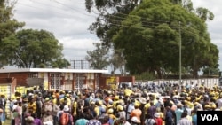 More than a thousand supporters of Zimbabwe Citizens’ Coalition for Change, being blocked by armed anti-riot police from entering a venue where Nelson Chamisa was supposed to address them, March 12, 2022 in Marondera. (Columbus Mavhunga/VOA)
