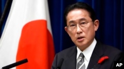 日本首相岸田文雄(Fumio Kishida)2021年10月14日在東京首相官邸的新聞發布會上講話。（美聯社）