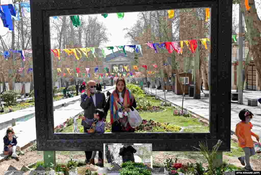 در ایران به مناسبت نوروز سفره هفت‌سین آماده می‌شود که شامل سبزه، سنجد، سمنک، سیب، سیر، سکه و سماق (غوره انگور) است.