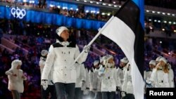 7일 2014 러시아 소치 동계 올림픽 개막행사에 에스토니아 선수들이 국기를 들고 입장하고 있다. 
