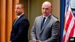 Jaksa Agung AS Breon Peace (kiri) dan Alan Kohler Jr., asisten direktur divisi kontraintelijen FBI, tiba di konferensi persi di Departemen Kehakiman AS di Washington, pada 16 Maret 2022. (Foto: AP/Andrew Harnik)