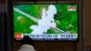 Seorang pengunjung menonton layar TV yang menayangkan berita tentang rudal Korea Utara di sebuah stasiun kereta api di Seoul, Korea Selatan, Jumat, 11 Maret 2022. (Foto: AP)