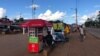 Vendedores ambulantes em Ancuabe, Cabo Delgado, Moçambique