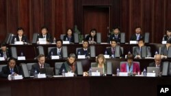 지난달 16일 북한과 캐나다 등 여러나라 경제전문가들과 연관 대표단이 평양 양각도국제호텔에서 토론회를 열고 특수경제지대개발과 관련한 연구성과에 대해 의견을 교환하고 있다. (자료사진)
