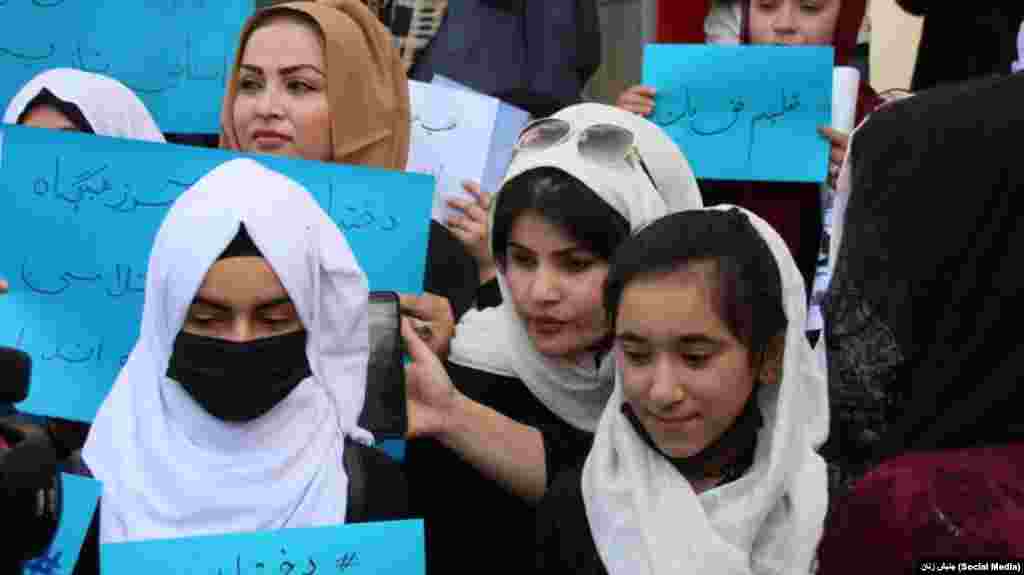 در واکنش به باز نشدن مکاتب دختران در افغانستان، قطر، یکی از نزدیکترین حامیان گروه طالبان، "نگرانی و یاس عمیق" خود را در مورد عدم بازگشایی مکاتب متوسطه و لیسه برای دختران افغان ابراز کرد.