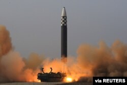 북한은 24일 김정은 국무위원장의 명령에 따라 신형 대륙간탄도미사일(ICBM) 화성 17형을 시험 발사했다며 사진을 공개했다.