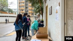 清潔工人職工會向屋邨清潔工及保安派發防疫物資 (美國之音鄧凱欣）