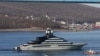 Superyacht Nord, dilaporkan dimiliki oleh oligarki Rusia Alexei Mordashov, tiba di pelabuhan timur jauh Vladivostok, Rusia, 31 Maret 2022. (Foto: Reuters)