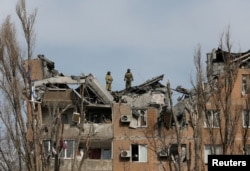Sebuah bangunan tempat tinggal yang rusak akibat penembakan selama konflik Ukraina-Rusia di Kota Donetsk yang dikuasai separatis, Ukraina, 30 Maret 2022. (Foto: REUTERS/Alexander Ermochenko)