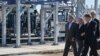 Perdana Menteri Rusia Vladimir Putin (tengah), Chief Executive Officer Gazprom Alexei Miller (kanan) dan mantan kanselir Jerman Gerhard Schroeder (kiri) saat peresmian Proyek Nord Stream. (Foto: AFP)