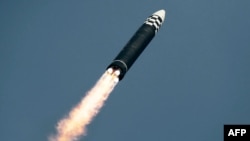 북한은 24일 김정은 국무위원장의 명령에 따라 신형 대륙간탄도미사일(ICBM) 화성 17형을 시험 발사했다며 사진을 공개했다.