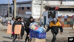 乌克兰马里乌波尔的民众从一家粮食仓库领取饮用水（2022年3月18日）
