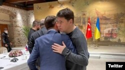미하일로 포돌랴크(오른쪽) 우크라이나 대통령실 고문과 블라디미르 메딘스키 러시아 대통령 보좌관이 지난달 29일 터키 이스탄불에서 진행된 정전협상 5차 회담 현장에서 인사하고 있다. (자료사진)